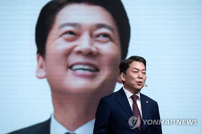 비전 발표하는 안철수 당 대표 후보 (서울=연합뉴스) 국민의힘 안철수 당 대표 후보가 7일 오전 서울 강서구 한 방송 스튜디오에서 열린 국민의힘 제3차 전당대회 후보자 비전 발표회에서 비전발표를 하고 있다. 2023.2.7 [국회사진기자단] toadboy@yna.co.kr