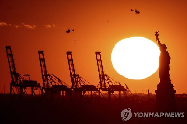 자유의 여신상 너머로 보이는 미 뉴저지의 한 항구 [AP 연합뉴스 자료사진]