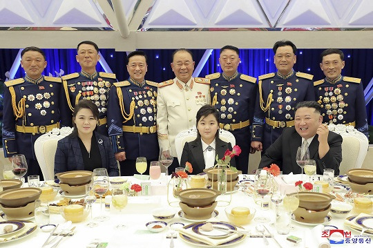 김정은 북한 국무위원장과 딸 김주애가 지난 7일 조선인민군 창건 75주년 기념 잔치에 참석한 모습. 사진=뉴시스/조선중앙통신