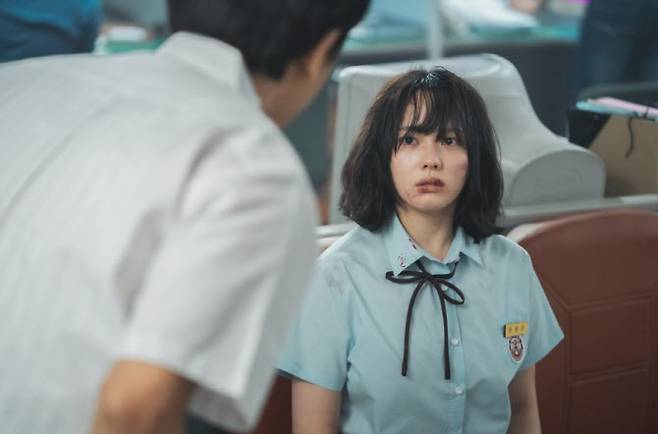 넷플릭스 오리지널 시리즈 ‘더 글로리’ 속 학교폭력 피해자 문동은. (사진=넷플릭스)