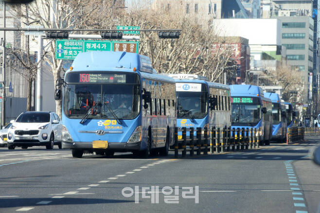 서울 150번(도봉산~시흥대교) 시내버스가 종로구간을 지나가고 있다.(사진=김태형 기자)
