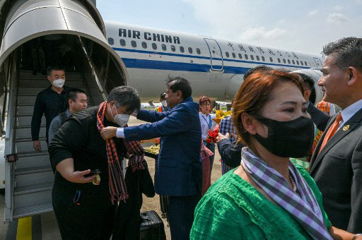 지난 7일 통콘 캄보디아 관광부 장관(가운데)이 프놈펜국제공항에서 캄보디아를 찾은 중국인 단체 관광객을 환영하고 있다.(사진=AFP)