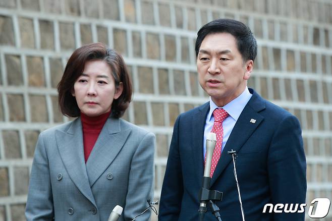 김기현 국민의힘 당대표 후보와 나경원 전 원내대표가 7일 오후 서울 중구 달개비 앞에서 전당대회 관련 입장을 발표하고 있다. ⓒ News1 안은나 기자