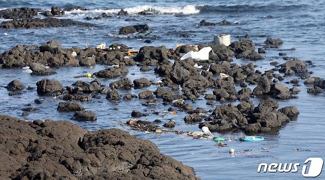 19일 오전 제주 구좌읍 행원리 해상에 각종 해양 쓰레기들이 떠있다. 2022.1.19/뉴스1 ⓒ News1 오현지 기자