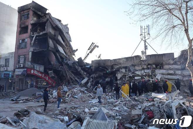 7일 (현지시간) 규모 7.8의 강진의 강타로 7000여명이 숨진 튀르키예의 카라만마라슈에서 폭격을 맞은 듯이 허물어진 건물이 보인디. ⓒ AFP=뉴스1 ⓒ News1 우동명 기자