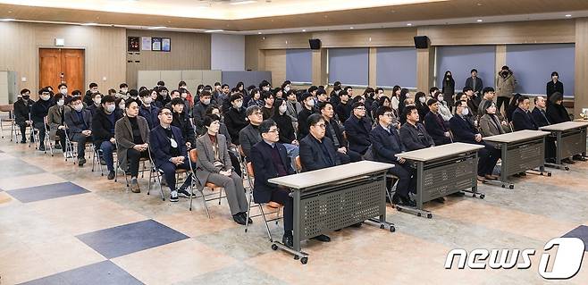 단양군청 공무원들이 전문 강사로부터 친절 교육을 받고 있다.