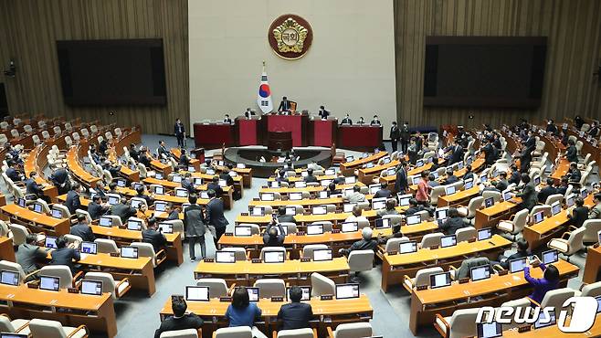 8일 서울 여의도 국회에서 열린 본회의에서 1. 행정안전부장관(이상민) 탄핵소추안이 가결되고 있다. 2022.2.8/뉴스1 ⓒ News1 허경 기자