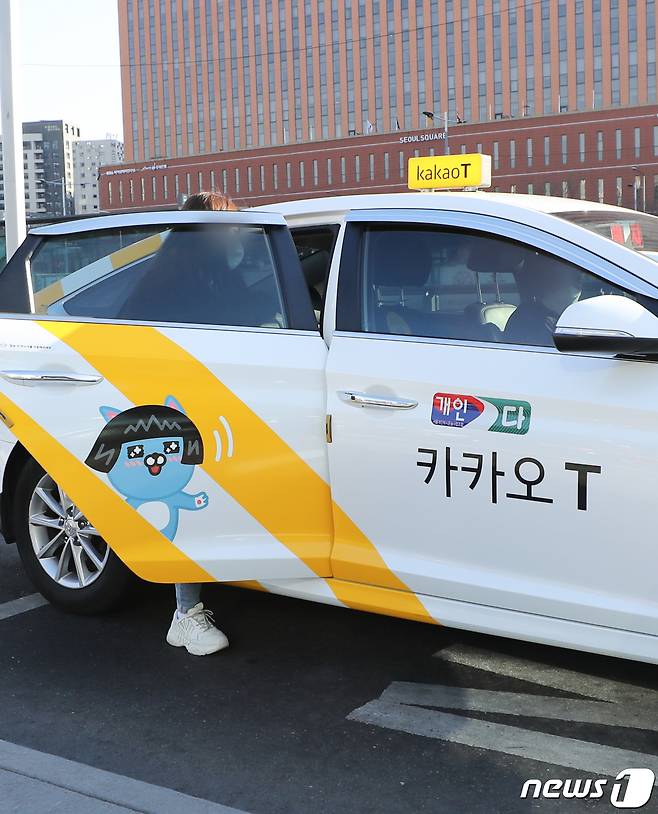 서울역에서 손님을 태우는 카카오T 택시 모습. 2022.2.24/뉴스1 ⓒ News1 허경 기자