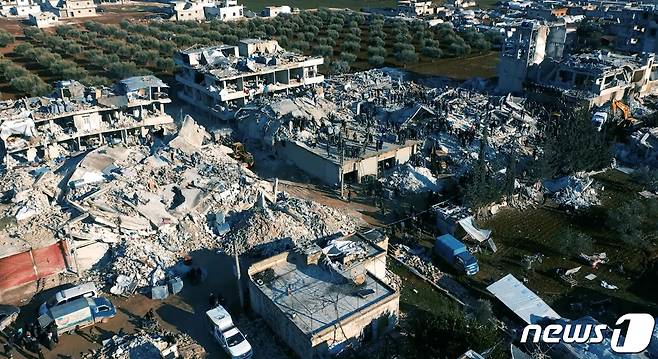6일(현지시간) 튀르키예(터키)와 시리아를 덮친 대지진으로 인해 시리아 알레포 지역의 수많은 건물이 붕괴된 가운데, 현재 수색 및 구조 작업이 한창이다.  ⓒ 로이터=뉴스1 ⓒ News1 이유진 기자