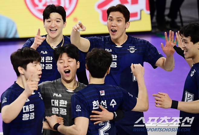 7일 인천 계양체육관에서 배구 V리그 남자부 대한항공과 삼성화재의 경기가 열렸다. 1세트를 따낸 대한항공 선수들이 기뻐하고 있다.