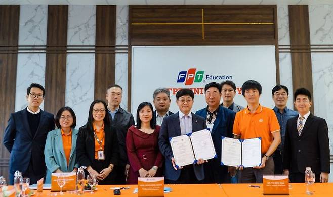 동의대 인공지능그랜트ICT연구센터와 베트남 FPT대학교 관계자들이 협약을 체결하고 있다.