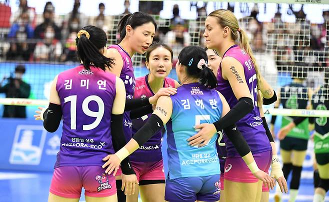 프로배구 여자부 흥국생명 선수들이 7일 수원에서 현대건설과 벌인 경기에서 득점한 뒤 기뻐하고 있다. /한국배구연맹