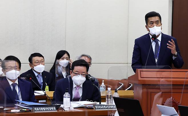 작년 10월 서울 여의도 국회에서 열린 보건복지위 국정감사에서 강청희 한국공공조직은행장이 의원들의 질의에 답하고 있다./조선DB