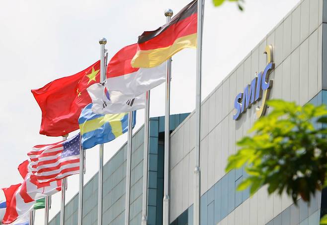 반도체 제조 공정이 복잡해지면 전세계 반도체 업체들은 각자 잘하는 분야에 특화해 생산하는 경향을 보이고 있다. 사진은 중저가 제품에 경쟁력을 갖고 있는 중국 반도체 제조업체 SMIC의 상하이 본사./SMIC