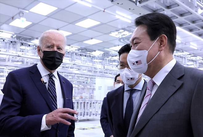 중국은 미-중 간 디커플링 때문에 첨단 장비 수입에 어려움을 겪으면서 한국의 첨단 산업 추격에 시간이 더 걸릴 전망이다. 한국은 미국과 밀접하게 협력하며 중국의 추격을 늦춰야 한다고 전문가들은 말한다. 사진은 윤석열 대통령(오른쪽)과 조 바이든 미국 대통령(왼쪽)이 2022년 5월 20일 경기도 평택 삼성전자 반도체 공장을 둘러보며 대화하는 모습./대통령실 사진기자단