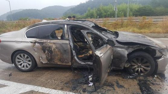 2018년 9월 경남 사천시 남해고속도로에서 주행 중이던 BMW 730Ld 차량에 화재가 발생해 차가 심하게 훼손됐다./경남소방본부 제공