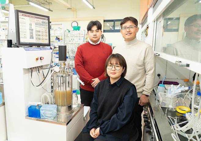 광주과학기술원(GIST) 신소재공학부 연구원들. (왼쪽부터) 차재현 통합과정생, 권인찬 교수, (앞줄) 박현선 통합과정생. /GIST