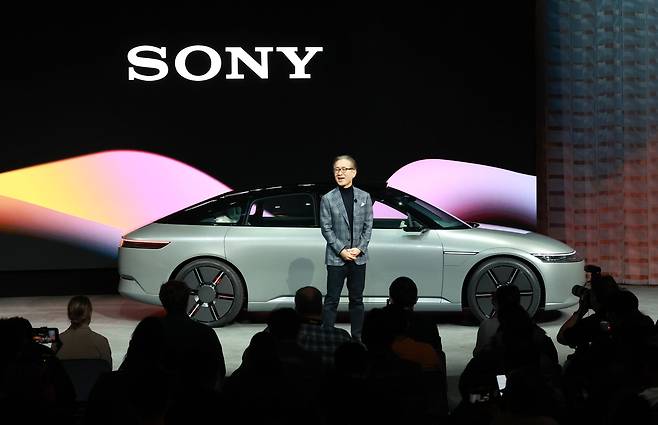 일본 소니의 요시다 겐이치로(吉田憲一郞) 최고경영자(CEO)가 소니혼다모빌리티의 새 전기차 아필라(AFEELA)의 콘셉트카를 소개하고 있다. /뉴스1