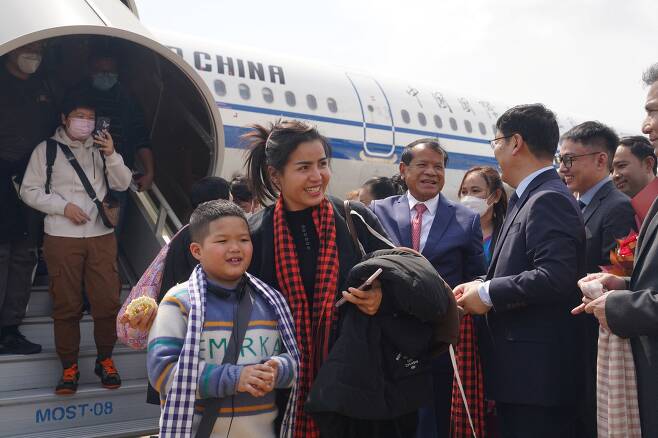 지난 7일(현지시각) 캄보디아 프놈펜 국제공항에 도착한 중국 베이징발 여행객들./로이터 연합뉴스