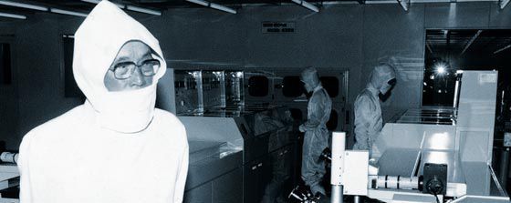고(故) 이병철 삼성 창업회장이 1985년 경기 기흥 반도체 공장에서 방진복을 입고 생산라인을 둘러보고 있다. /삼성전자