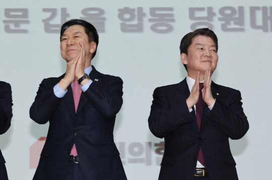 (왼쪽부터) 박수치는 김기현-안철수 (사진=연합뉴스)