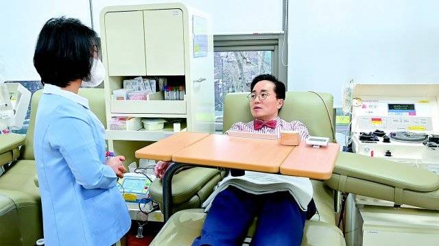 헌혈의집 광화문센터 신금옥 과장(왼쪽)이 헌혈 대기 중인 기자와 헌혈에 대해 갖고 있는 오해에 대해 이야기를 나누고 있다. 대한적십자사 제공