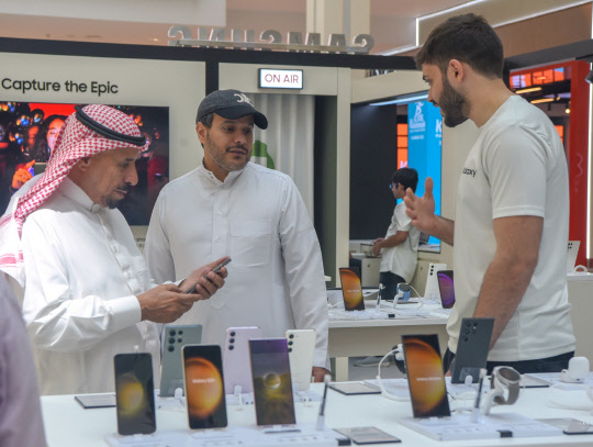 아랍에미리트 두바이의 두바이몰(Dubai Mall)'에 위치한 '갤럭시 익스피리언스 스페이스'에서 현지 방문객들이 갤럭시 S23 시리즈를 체험하고 있다.  삼성전자 제공