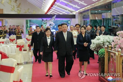 북한 김정은 국무위원장이 딸 김주애와 함께 건군절(2월 8일) 75주년 기념연회에 참석했다고 조선중앙통신이 8일 보도했다.  연합뉴스