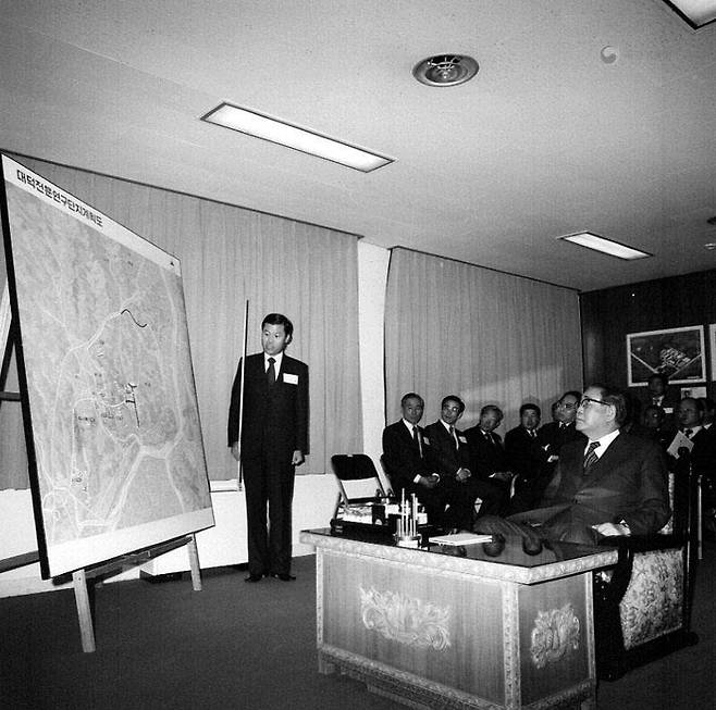 최규하 대통령이 1980년 3월 18일 충남 대덕전문연구단지를 순시, 업무보고를 받고 있다. <국가기록원 제공>