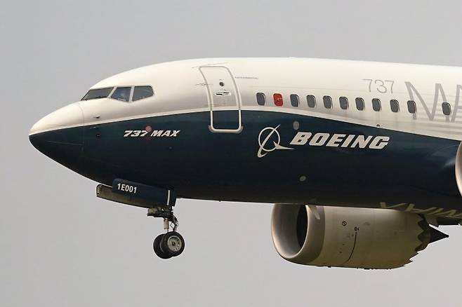 보잉이 7일(현지시간) 사무직 직원 약 2000명을 감원한다고 발표했다. 보잉 737맥스가 2020년 9월 30일 보잉 제조시설이 있는 워싱턴주 시애틀에서 시험비행을 하고 있다. AP연합
