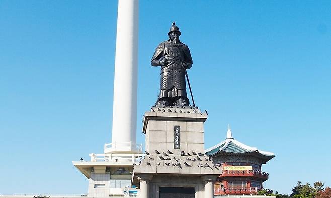 부산 중구 용두산공원에 있는 이순신 장군 동상. 부산시 제공