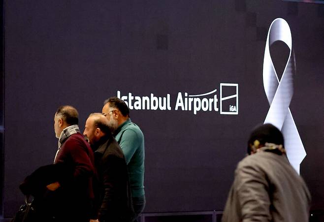 8일 오전(현지시각) 터키 이스탄불 국제공항 알림판에 지진 피해 희생자를 추모하는 리본이 표시돼 있다. 이스탄불/백소아 기자 thanks@hani.co.kr