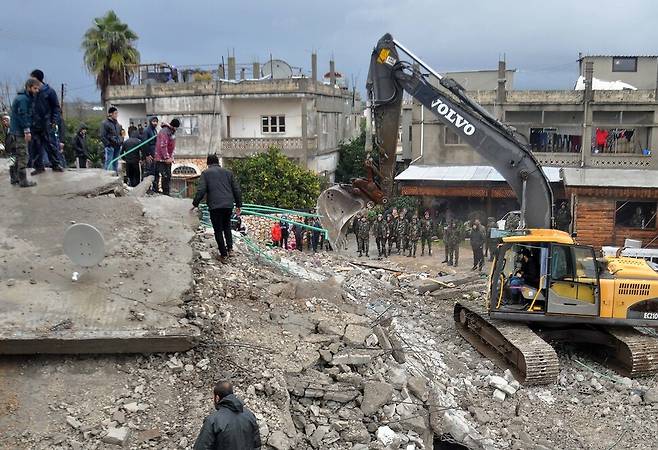 6일 대규모 사상자가 발생한 시리아 북서부 라타키아주 자블레에서 구조대가 건물 잔해를 파고 있다. 자블레/신화 연합뉴스