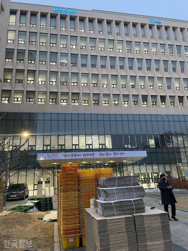 정부세종2청사 17동 행정안전부 앞마당에 이삿짐 포장 상자가 놓여 있다. 이달 하순 중앙동으로 입주한다. 이 공간엔 인사혁신처 등이 내부 수리를 거쳐 들어올 예정이다. 정민승 기자