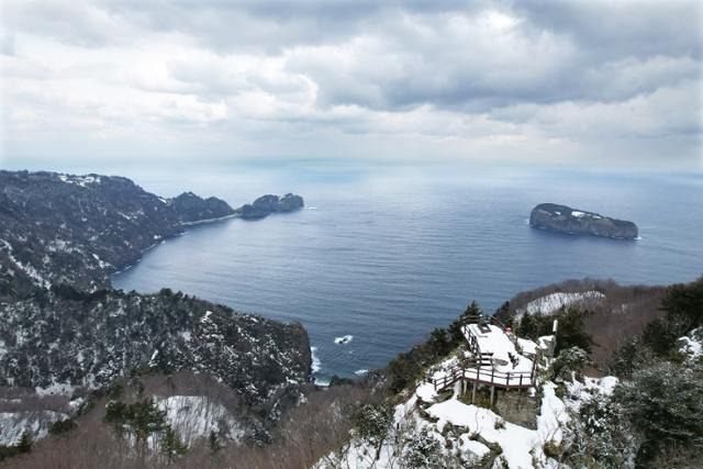 내수전일출전망대에서 보는 죽도와 섬목(왼쪽 끝). 내수전옛길은 바닷가로 길을 낼 수 없어 전망대에서 섬목 위 석포마을까지 걸어다니던 산길이다.