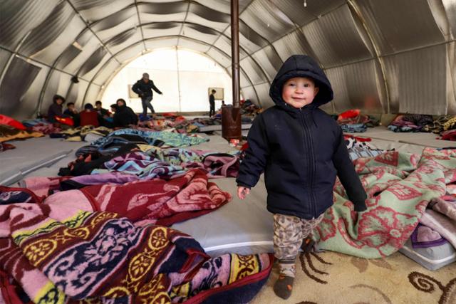 시리아 북서부 이들리브의 한 임시 대피소에서 한 아이가 혼자 걸어 다니고 있다. AFP 연합뉴스