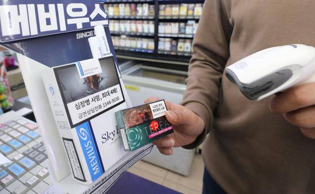 1일 오전 서울 시내 한 편의점에서 직원이 궐련형 전자담배를 계산하고 있다. 뉴스1