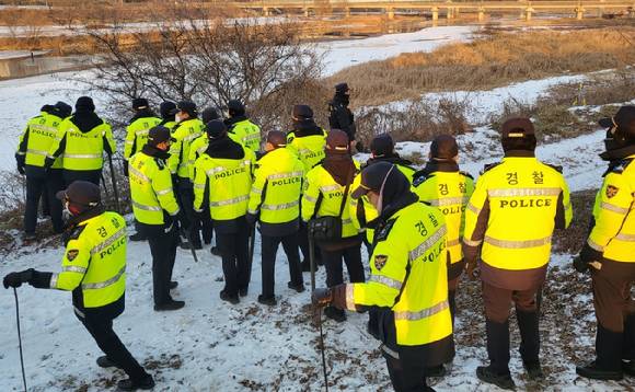 경기 파주시 공릉천 주변 시신 유기 장소에 대한 경찰 수색이 진행되고 있다. (해당 사진은 본 기사 내용과 무관합니다.) [사진=뉴시스]