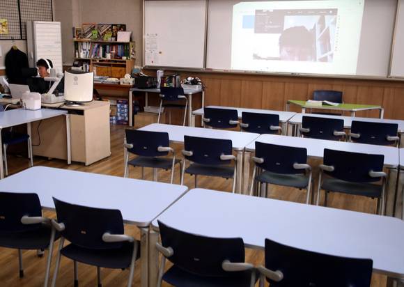 코로나19 확산 여파로 전국 중·고교가 중3·고3부터 온라인으로 개학한 9일 오전 서울 마포구 숭문중학교에서 구글 클래스룸, 줌(Zoom)을 활용한 실시간 쌍방향 수업이 진행되고 있다. [사진=조성우 기자]