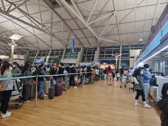 1월 11일 오후 인천국제공항에 출국 수속 대기줄이 길게 늘어서 있다. 한국~사이판 항공편이 대폭 줄면서 좌석 경쟁이 치열해졌다.