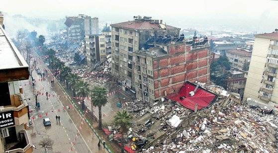 지난 6일(현지시간) 튀르키예 남부를 강타한 강진으로 인한 사망자가 7800명을 넘어서는 등 피해 규모가 계속해서 늘어나고 있다. 로이터=연합뉴스