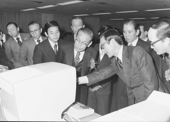 이병철 삼성 창업회장이 1976년 삼성그룹 전산실 개장식에서 설비를 살펴보고 있다. 사진 삼성