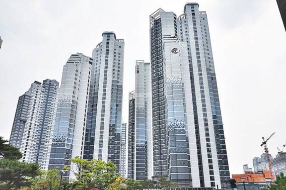 상업지역에 들어선 주상복합 광교힐스테이트레이크 / 네이버 부동산 제공