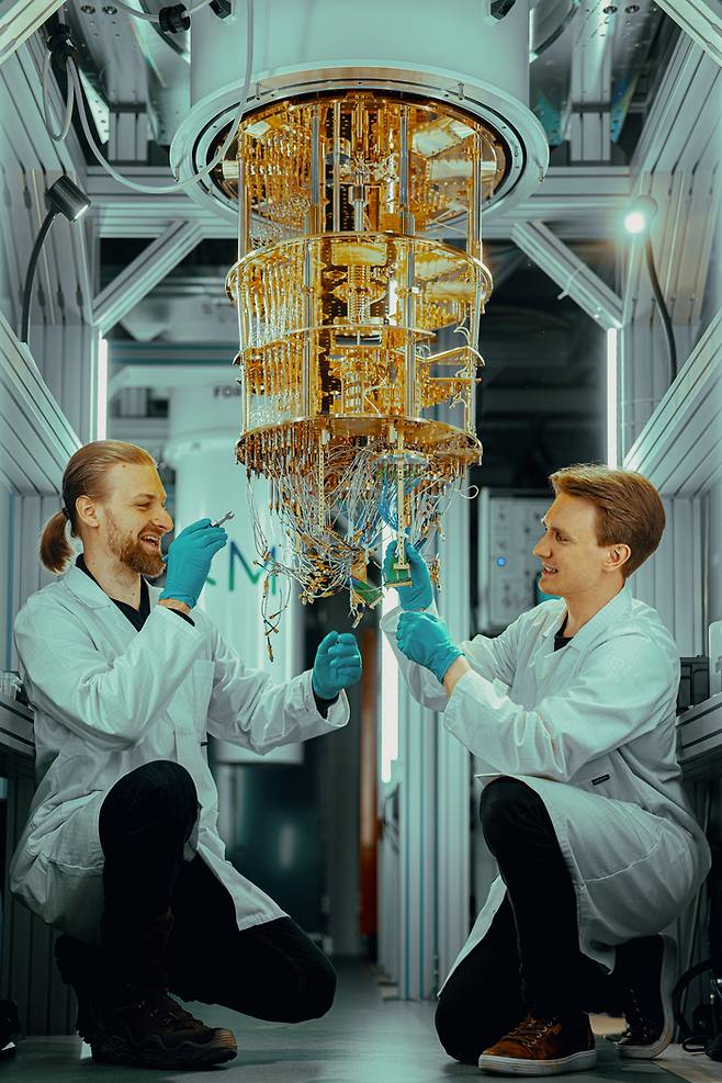 핀란드의 초전도 양자컴퓨터 개발 회사 IQM의 연구진들이 자사가 개발한 양자컴퓨터를 살펴보고 있다. IQM