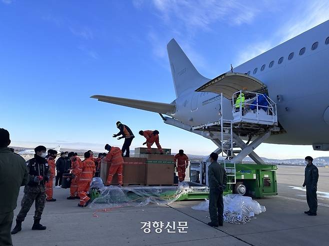 튀르키예 지진 피해자 수색 구조를 위해 급파된 정부 긴급구호대가 8일 가지안텝 공항에 도착해 수송기로부터 장비와 구호물품을 하역하고 있다. 대한민국긴급구호대 제공