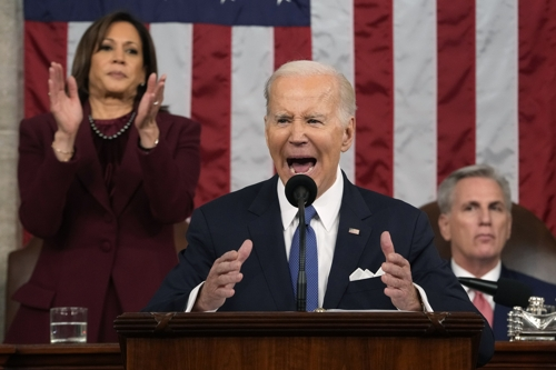 조 바이든 미국 대통령이 7일(현지시간) 워싱턴 의사당에서 열린 상하원 합동회의에서 국정연설을 하고 있다. AP연합뉴스