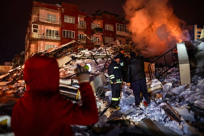 튀르키예 남동부 카흐라마나스 엘비스탄의 무너진 건물 잔해 속에서 7일(현지시간) 응급요원과 주민들이 생존자를 찾고 있다. EPA연합뉴스