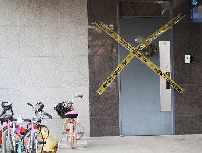온몸에 멍이 든 채 숨진 초등학생 A군이 살던 인천 남동구의 한 아파트 현관 앞에 8일 자전거들이 놓여 있다. 연합뉴스
