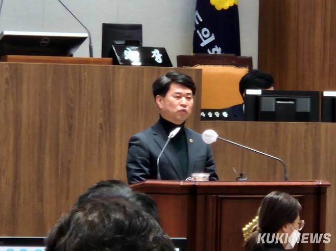 이상근 의원이 5분발언을 통해 인구소멸을 막기 위한 대안으로 홍성군과 예산군의 행정통합 필요성을 제기하고 있다. 홍석원 기자.