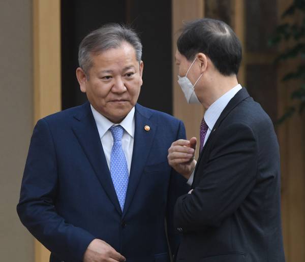 이상민(왼쪽) 행정안전부 장관이 7일 정부세종청사에서 열린 국무회의에 참석해 이완규 법제처장과 대화하고 있다. 전날 야 3당은 이 장관 탄핵소추안을 발의했다. 김지훈 기자